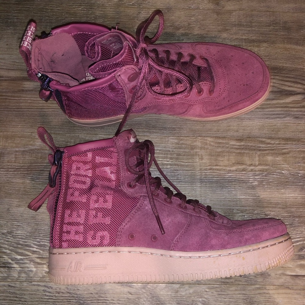 Nike SF Air Force 1 Mid 'Force Is Female'